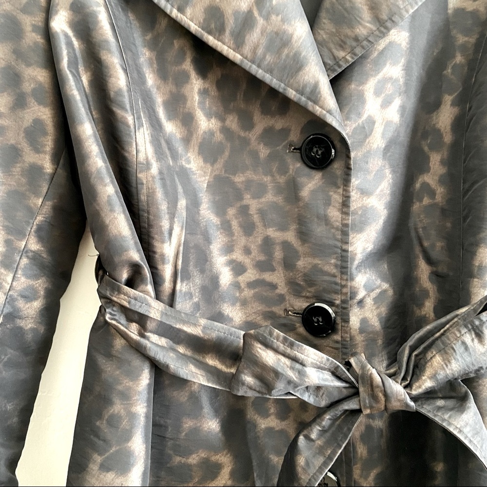 Ellen Tracy leopard printed belted trench coat, size Large - Picture 7 of 10
